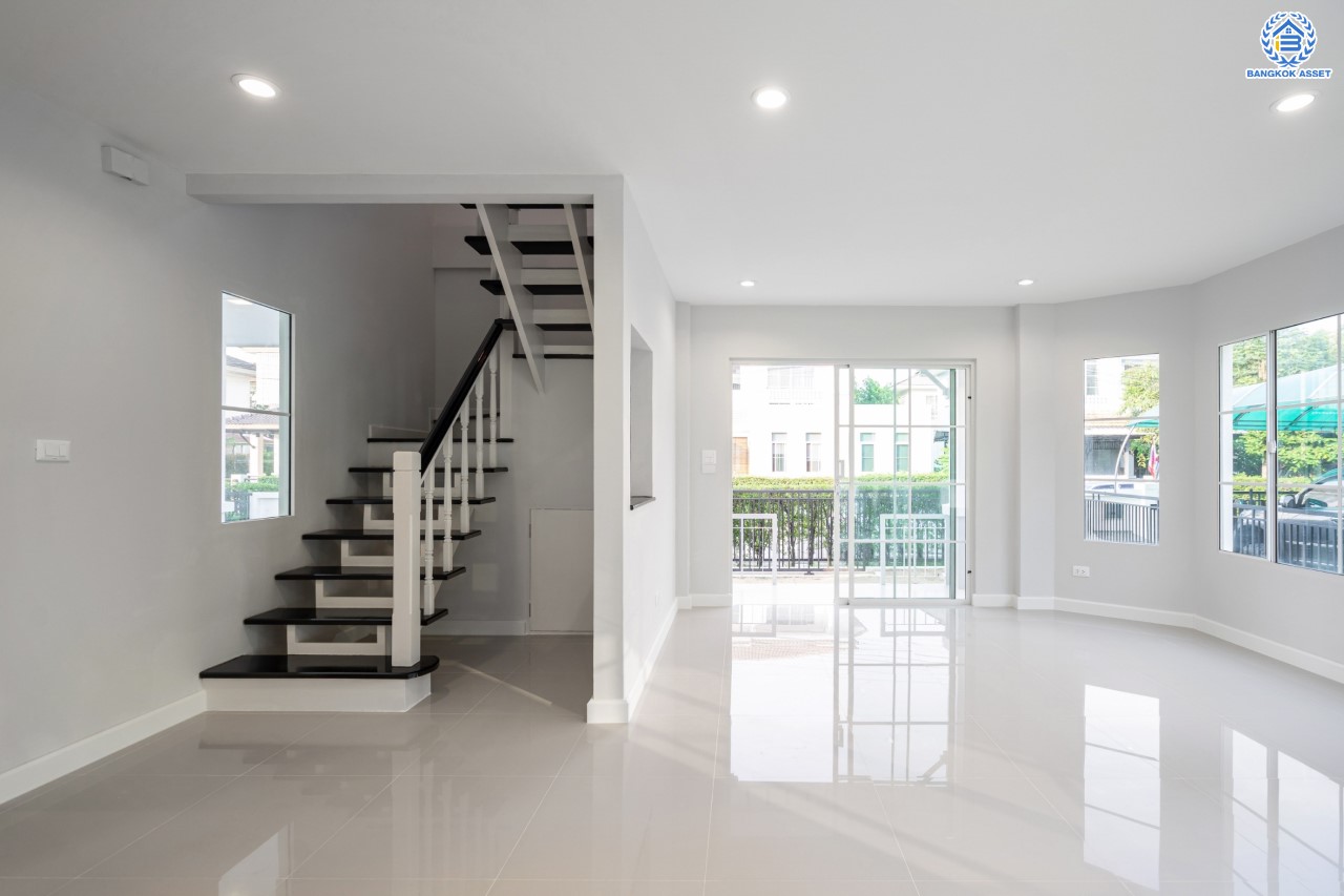 บ้านมือสองตกแต่งใหม่ คุณภาพ LH โครงการ มัณฑนา ปิ่นเกล้า-พระราม5 บรรยากาศเงียบสงบ มีความเป็นส่วนตัว เนื้อที่ 58 ตร.ว. ฟังก์ชัน 3 ห้องนอน 2 ห้องน้ำ 2 ที่จอดรถ facility ครบครัน! บนทำเลเดินทางสะดวก หน้าโครงการติดถนนนครอินทร์ ใกล้วงเวียนพระราม5 และจุดขึ้นทางด่วน "ศรีรัช"